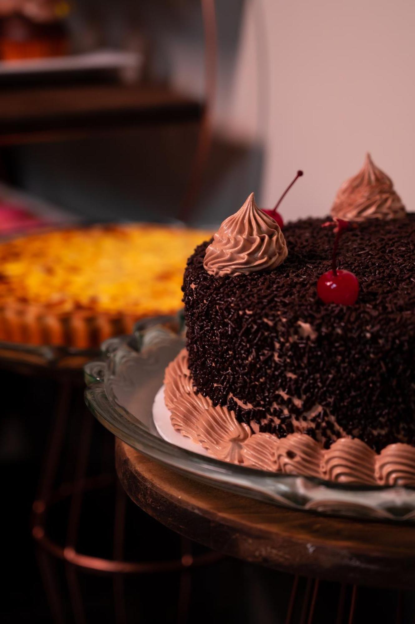 Hotel Inter Cuiaba Exterior photo A chocolate cake